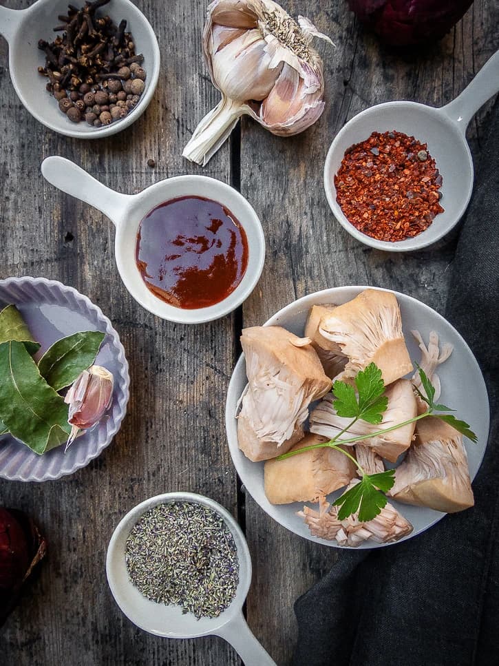 Ingrédients du jacquier effiloché vegan : jeune fruit du jacquier, thym, ail, laurier, sauce barbecue, piment, poivre de la Jamaique, clous de girofle