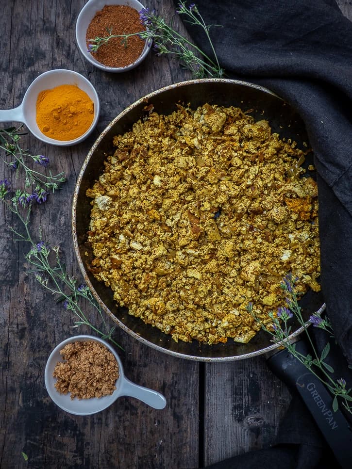 Cuisson du tofu brouillé avec les épices et l'oignon