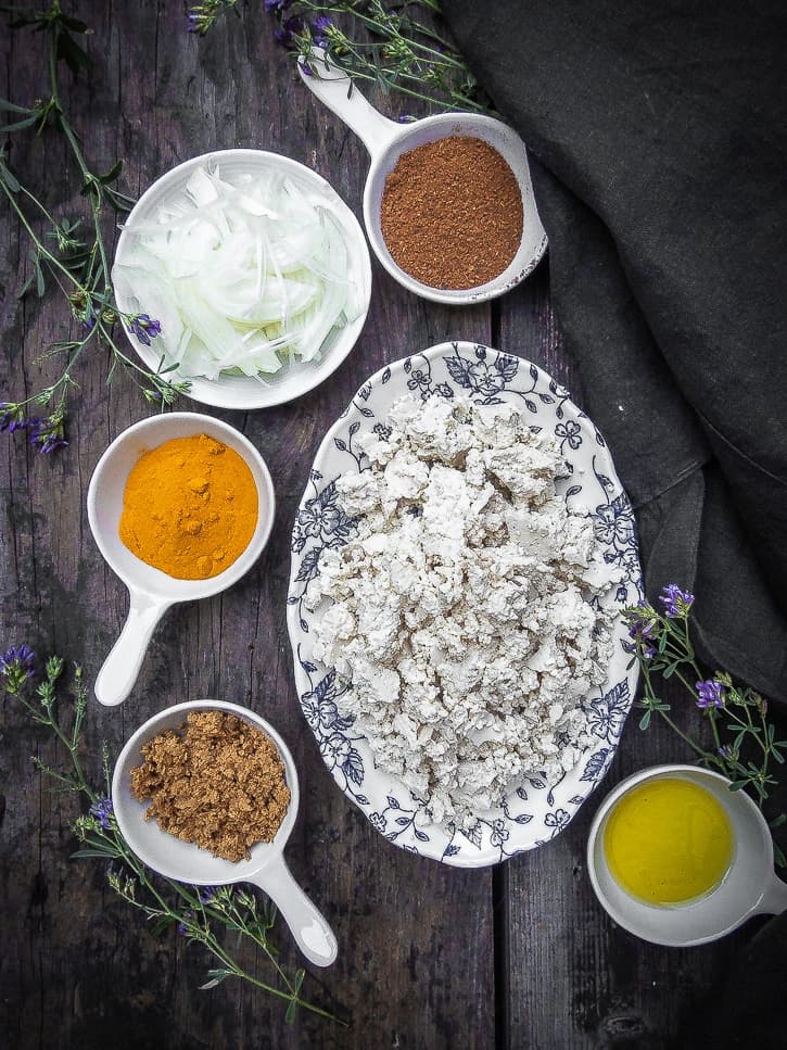 Ingrédients du tofu brouillé : tofu, oignon, curcuma, berbere, levure nutritionnelle, huile d'olive