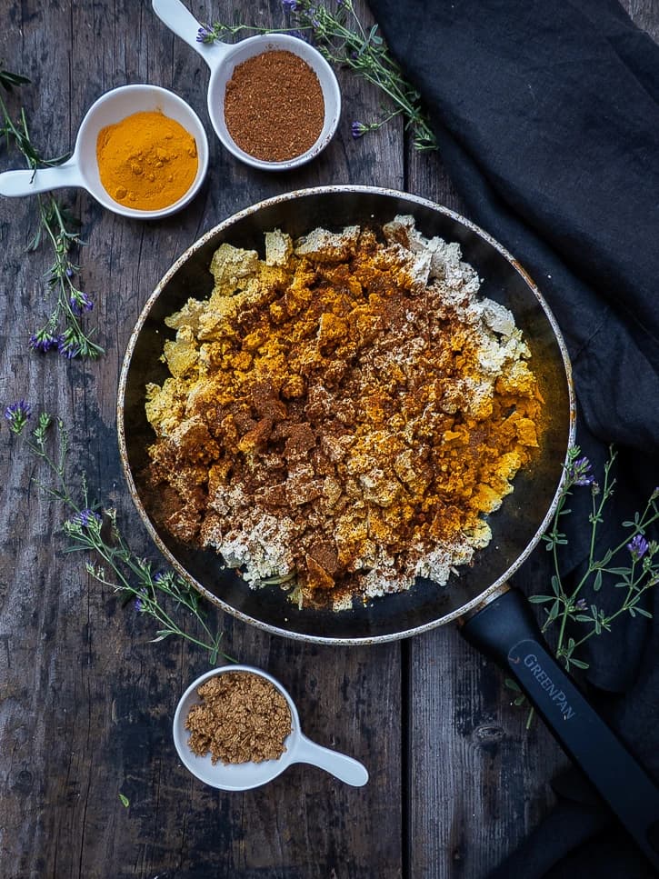 Poêle avec tofu, oignons et épices