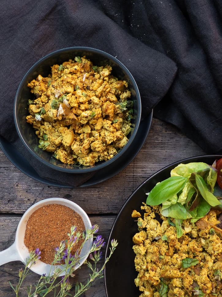 Bol de tofu brouillé au curcuma et berbéré