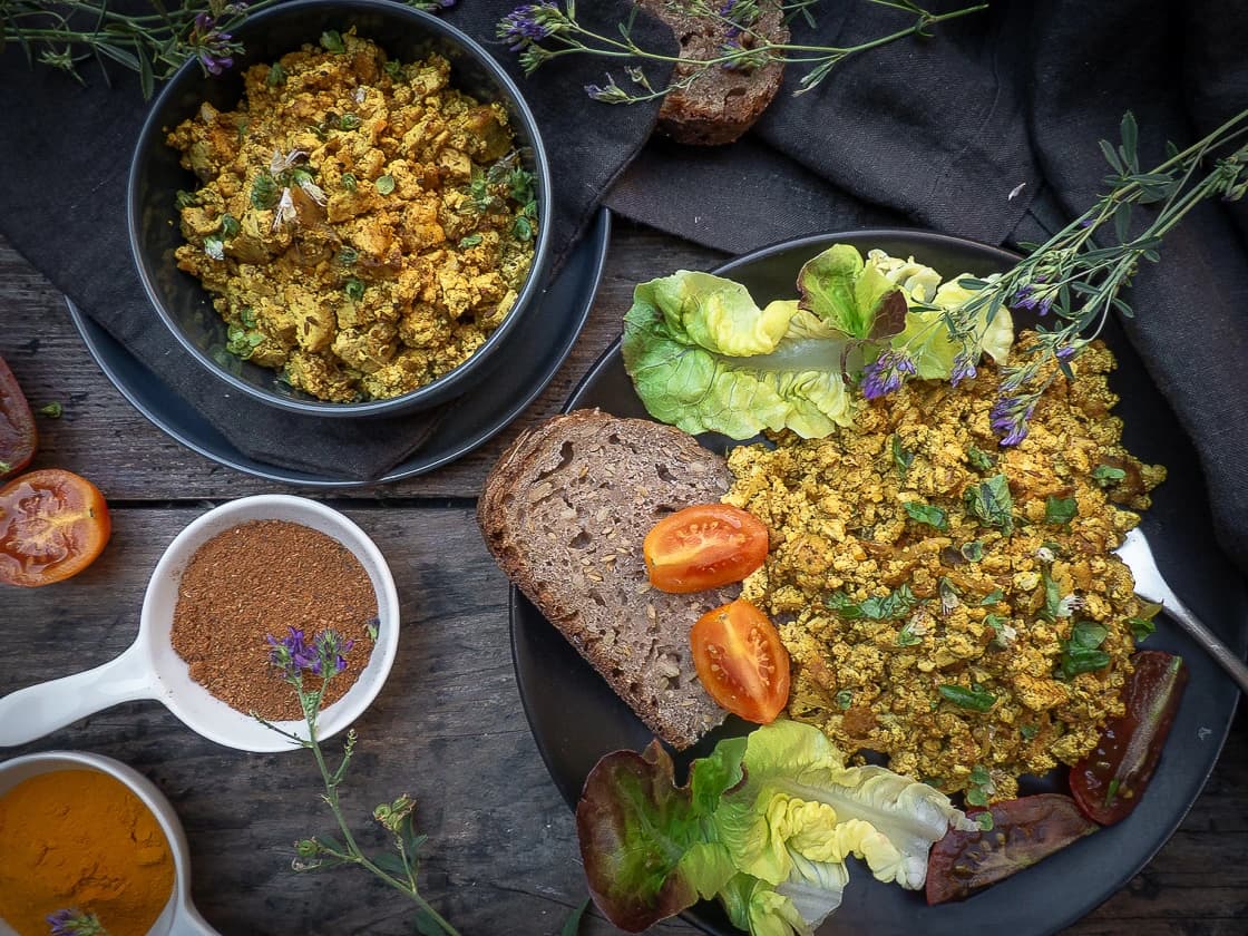 Tofu brouillé avec pain levain et tomates cerise