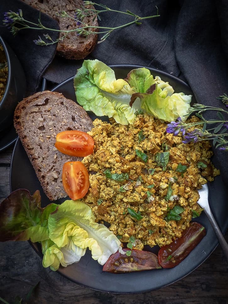 Tofu brouillé avec pain levain et tomates cerise