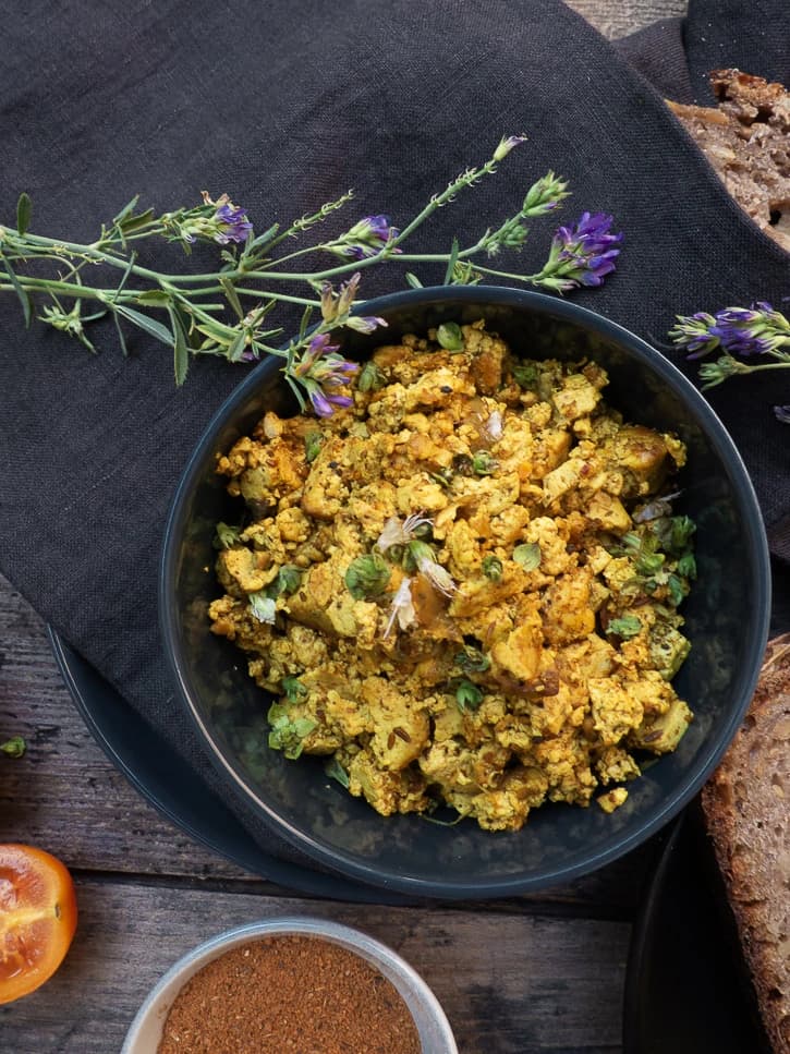 Bol de tofu brouillé vegan