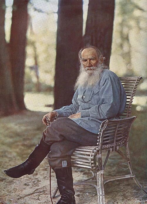 Photographie en couleur de Léon Tolstoï âgé dans le jardin de Iasnaïa Poliana