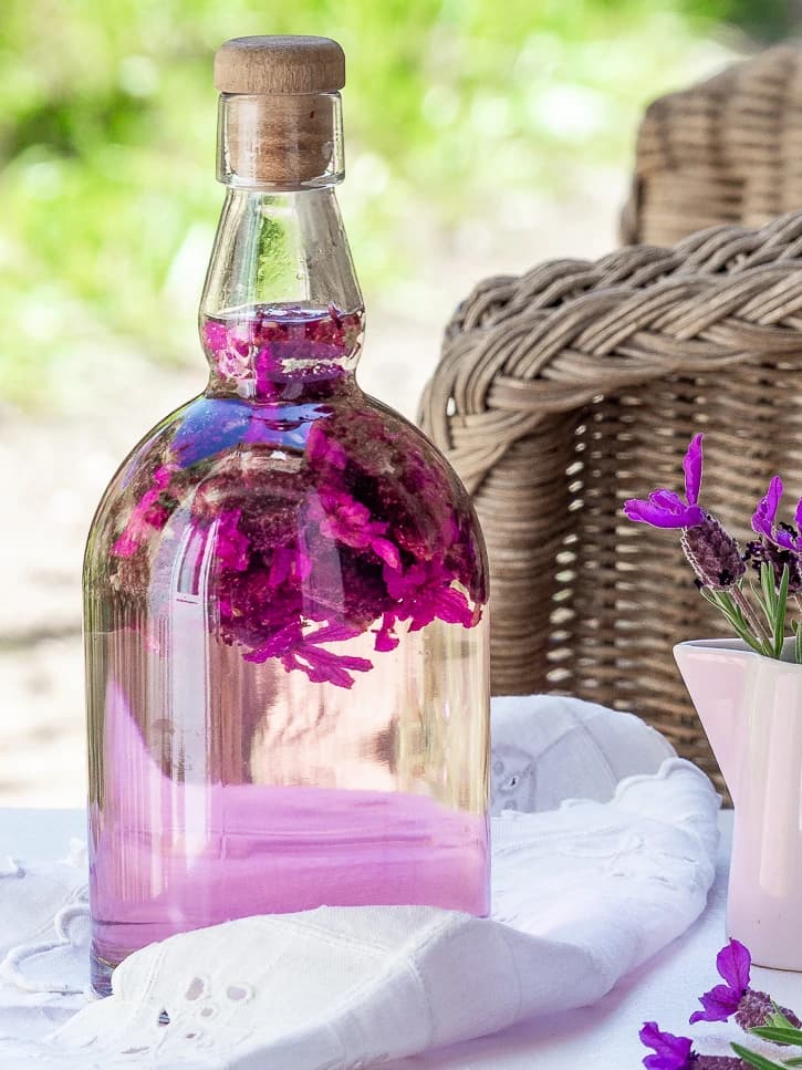 Bouteille de vinaigre blanc infusé à la lavande