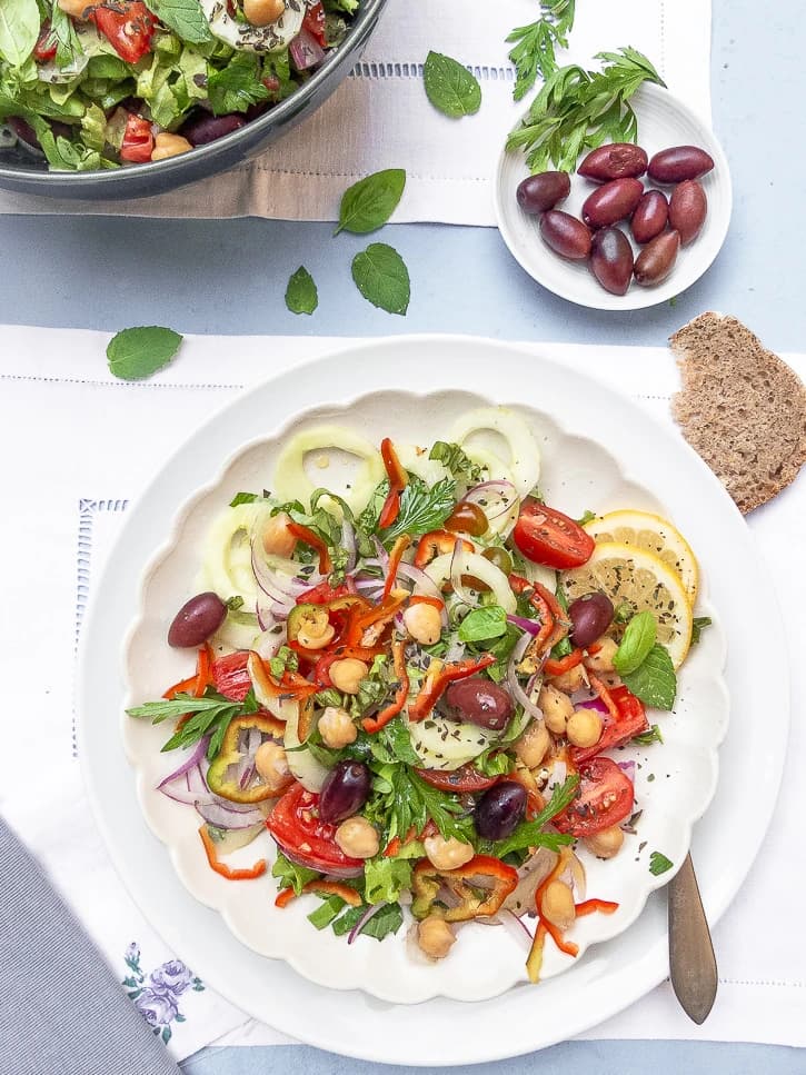 Assiette de salade méditerranéenne végétale avec légumes de saison