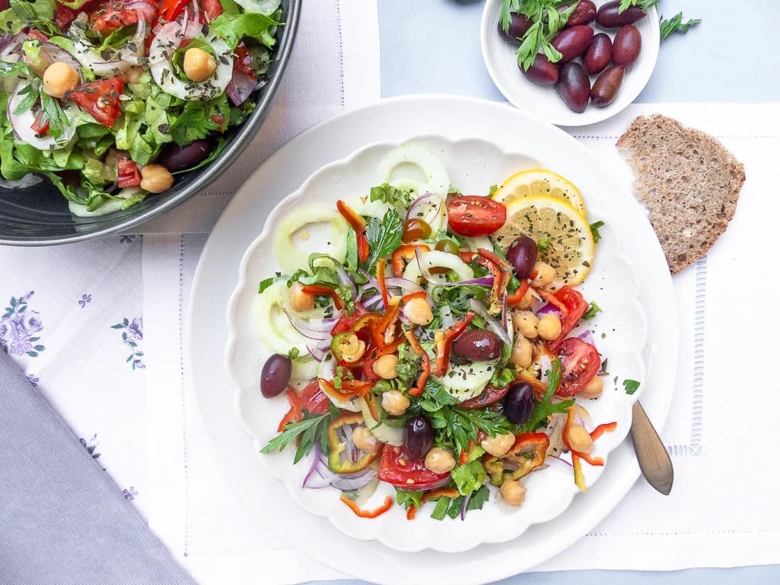 Salade méditerranéenne colorée aux pois chiches, tomates, herbes fraîches et huile d'olive