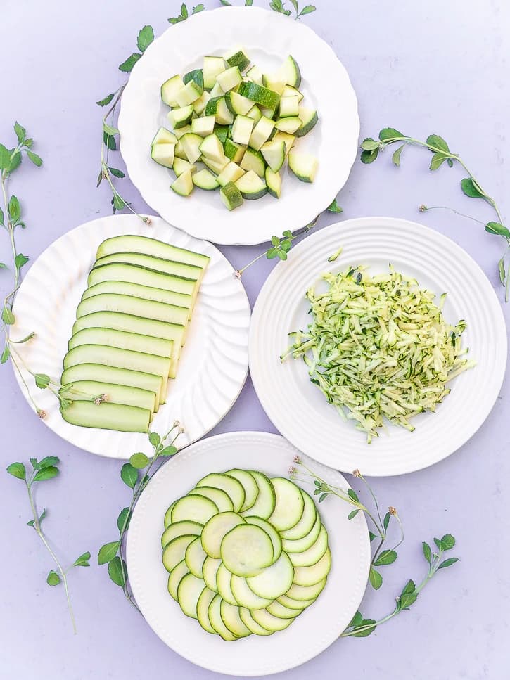 Présentation de 4 manières de couper les courgettes : rapées, en rondelles, en tranches à la mandoline, en cubes