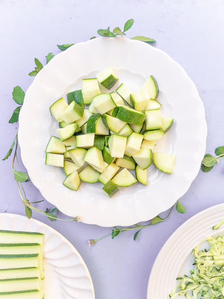 Dés de courgettes crues