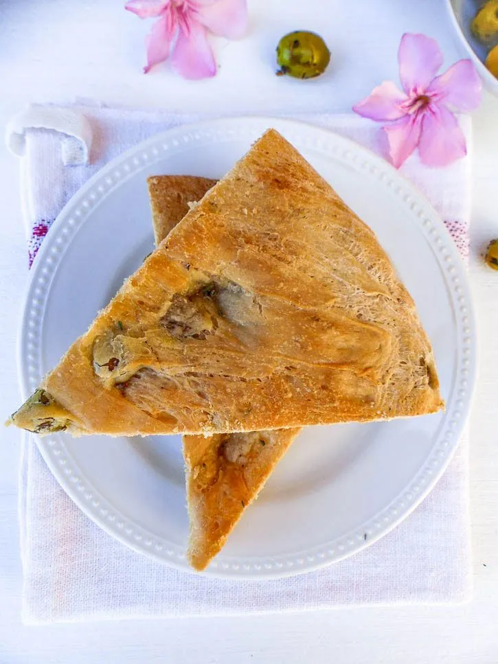 Focaccia olives