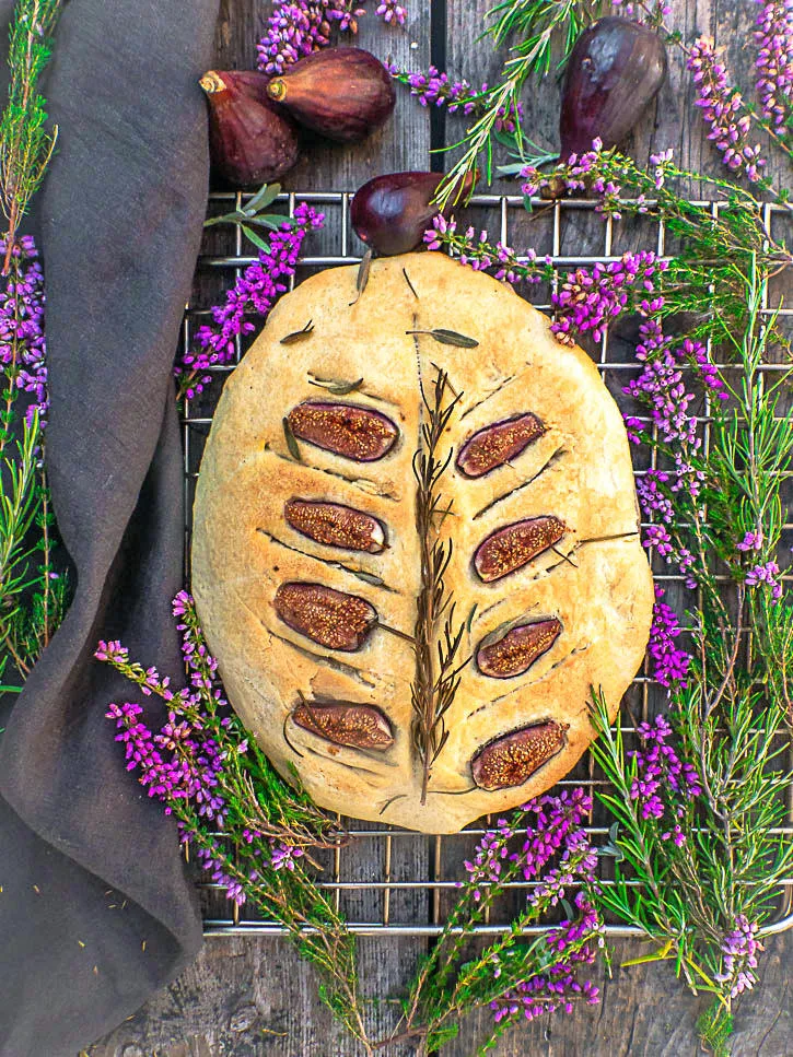 Fougasse aux figues, sauge & romarin