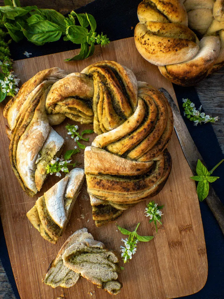 Pain tressée au pesto d’amandes