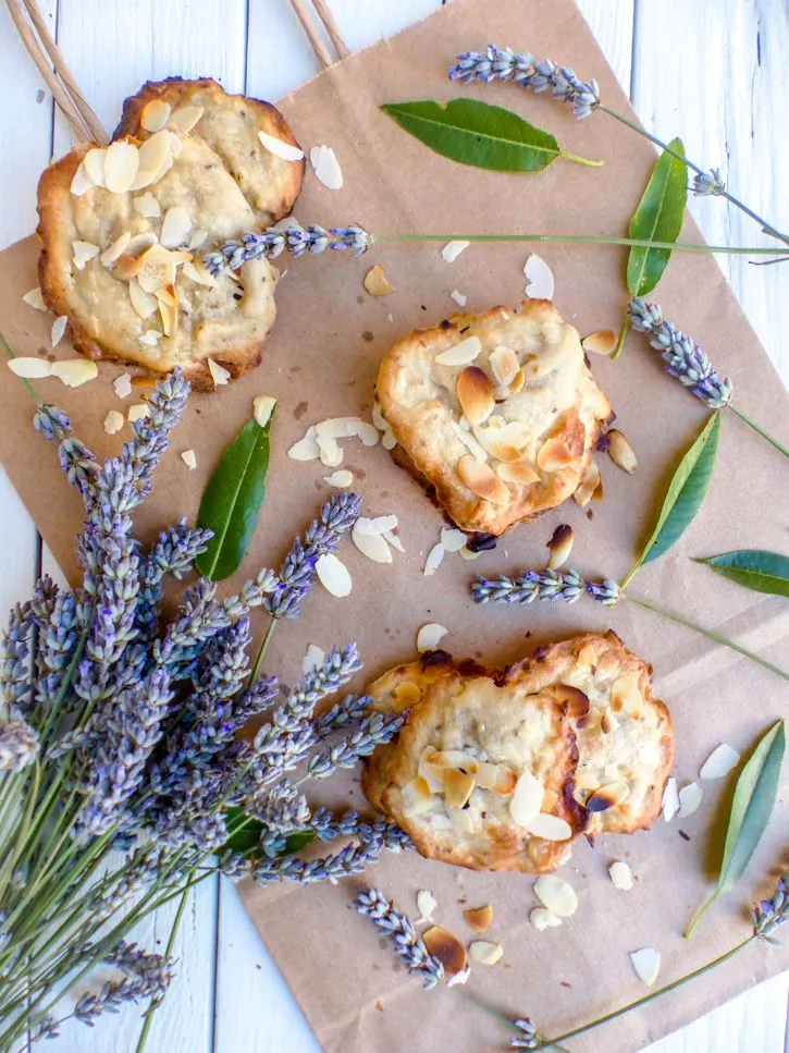 Tuiles aux amandes, fleurs de lavande et petit épeautre