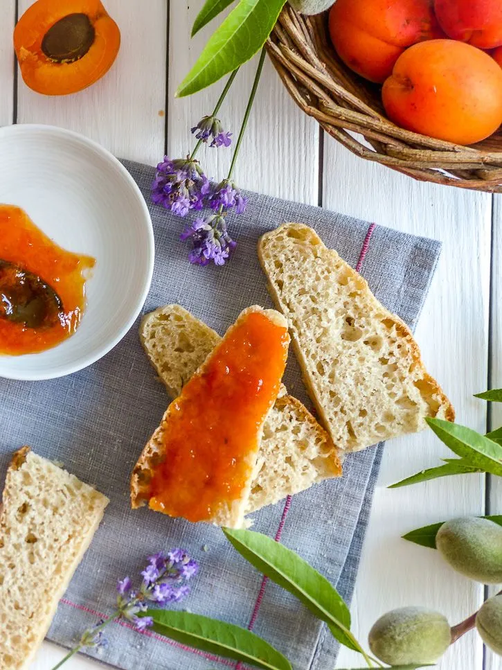 Confiture abricots amandes & fève tonka
