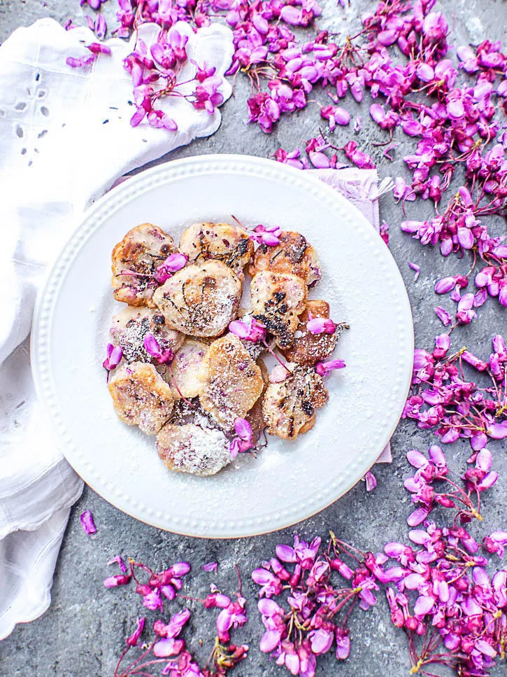 Beignets de fleurs de d'arbre de Judée