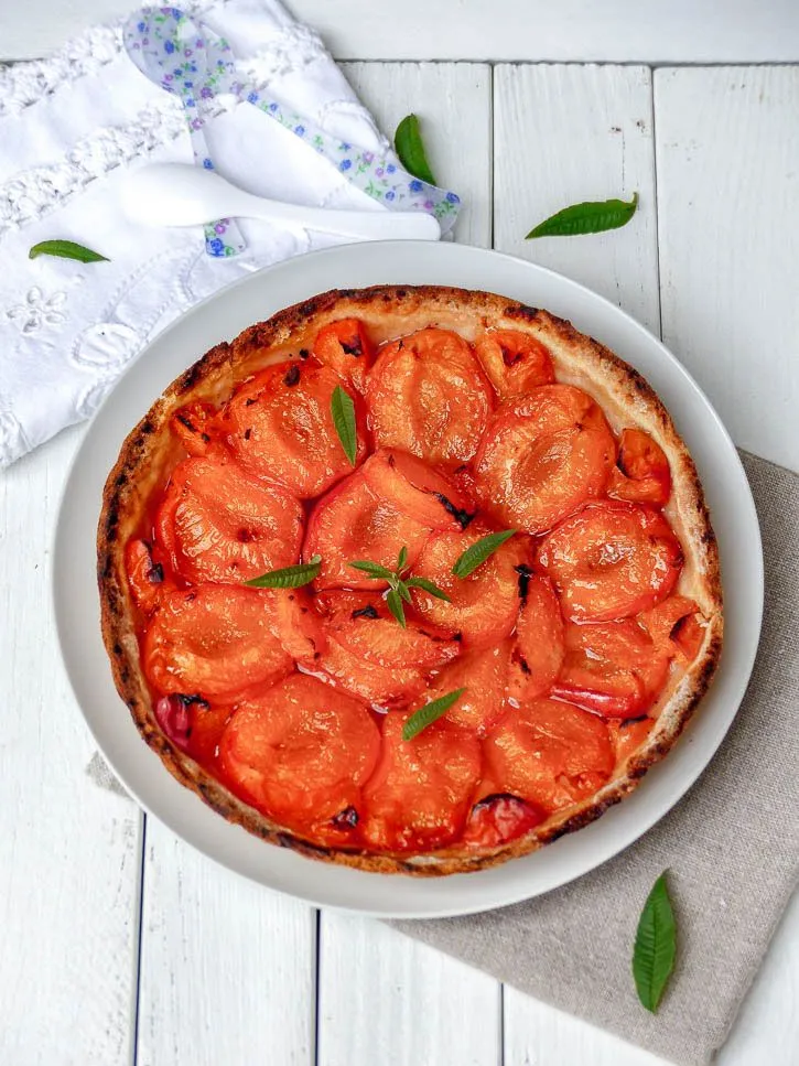 Tarte aux abricots, amandes et verveine
