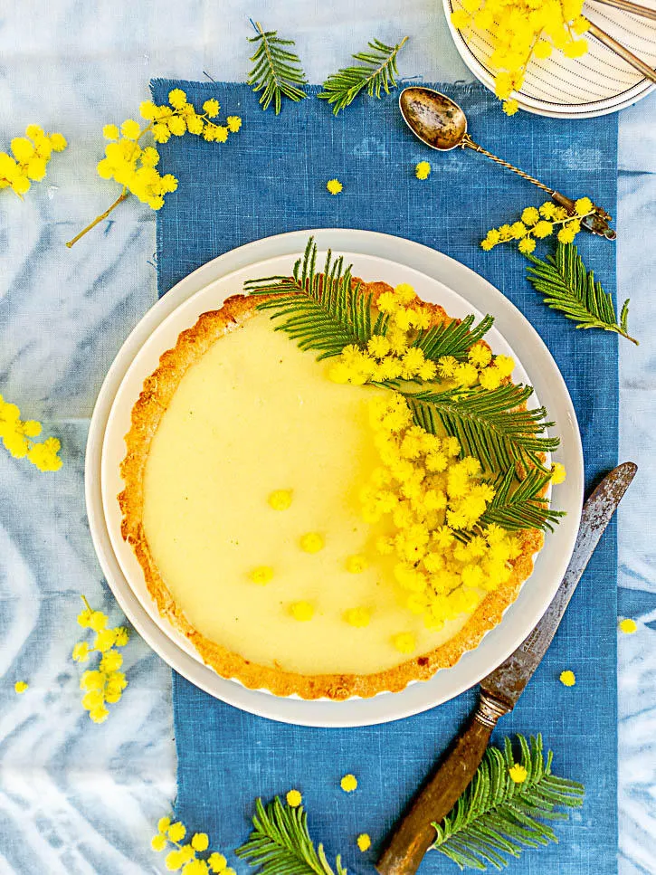 Tarte aux fleurs de mimosa sauvage