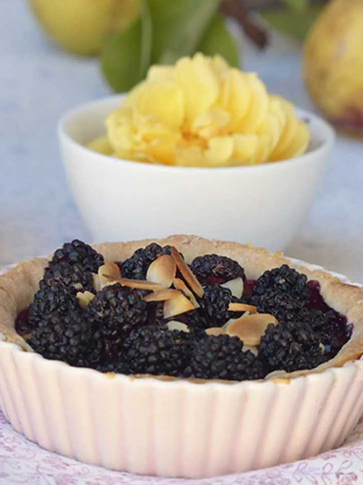Tarte aux mûres, poires et amandes