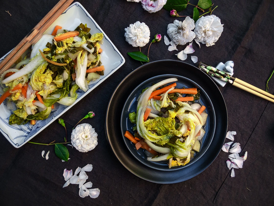 Kimchi blanc aux plantes sauvages