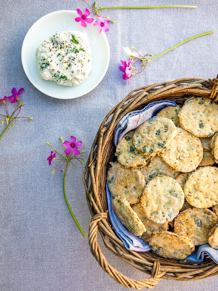 Crackers aux graines et fromage frais aux fleurs de saison