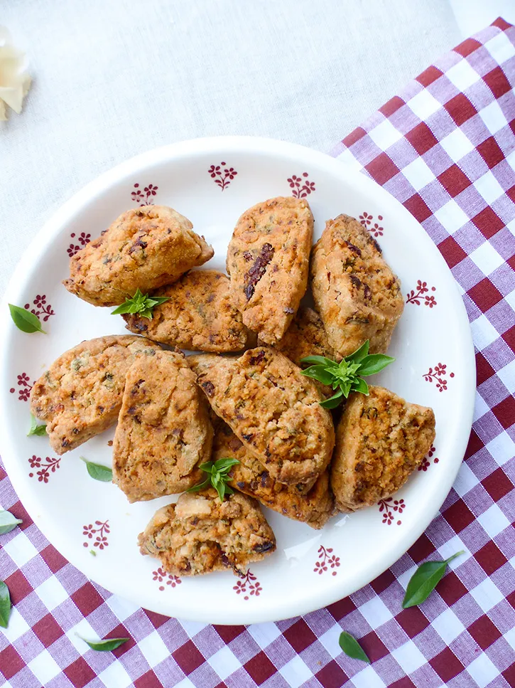 Sablés à la tomate séchée, basilic et marjolaine