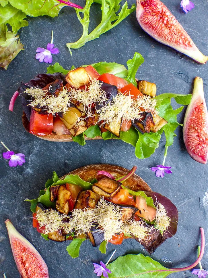 Bruschetta au teff germé et légumes du soleil