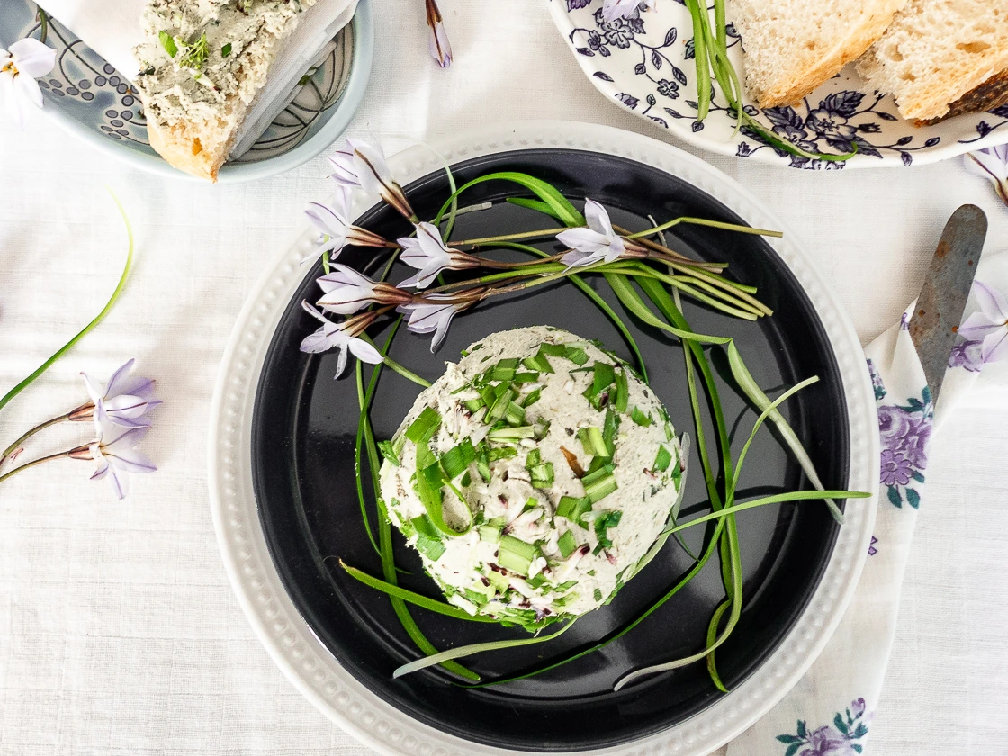 Fromage frais vegan aux herbes et fleurs sauvages