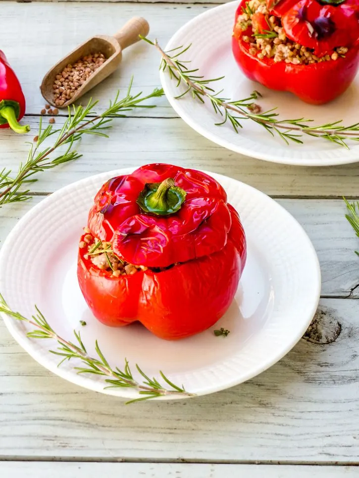 Poivron rouge farci au kasha et herbes fraîches