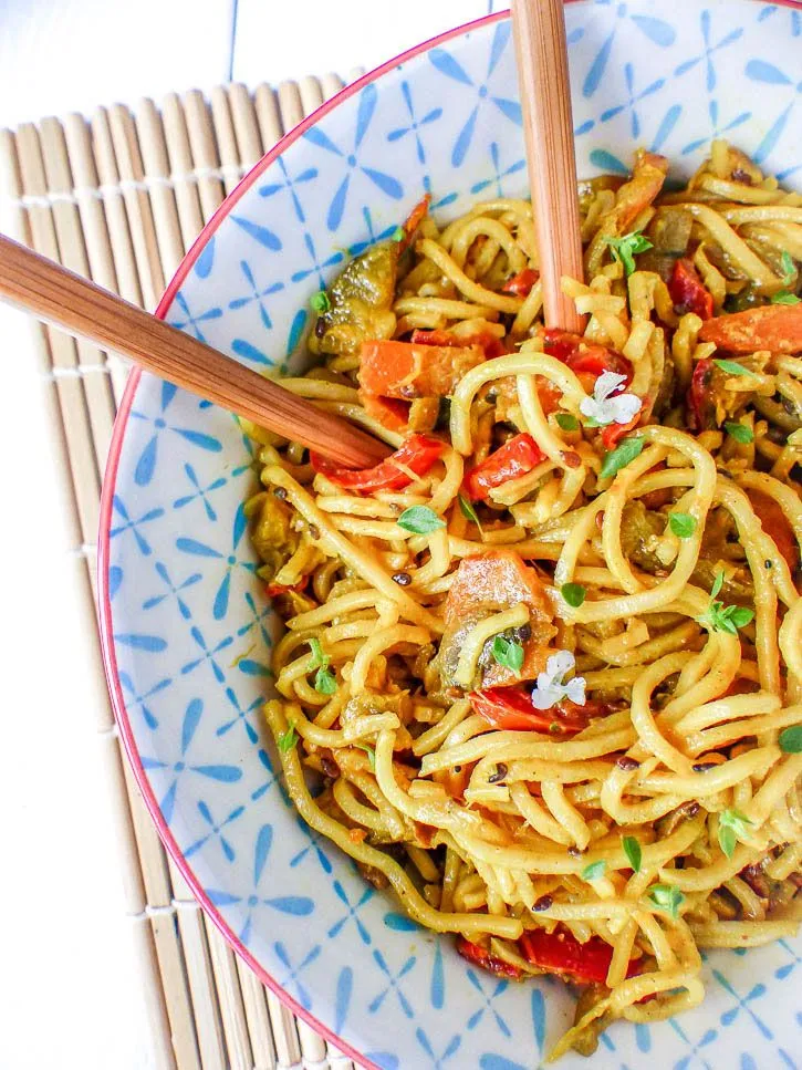 Nouilles chinoises au lait de coco et légumes