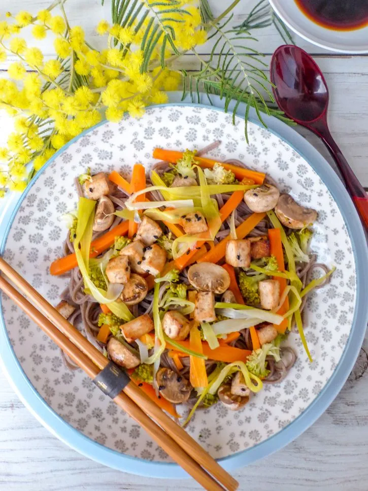 Nouilles soba sautées aux légumes et tofu