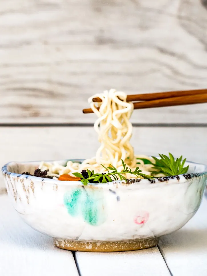 Ramen vegan au sésame noir et citron