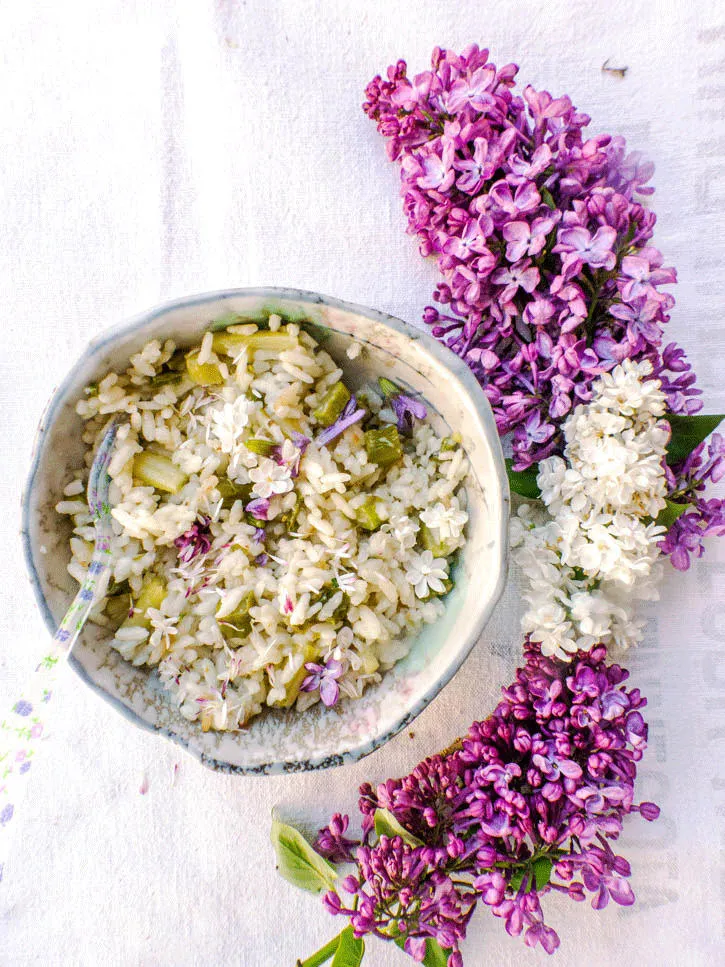 Risotto vegan aux asperges & fleurs sauvages
