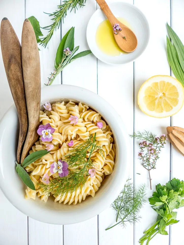 Salade de pâtes aux herbes sauvages (et aromatiques)