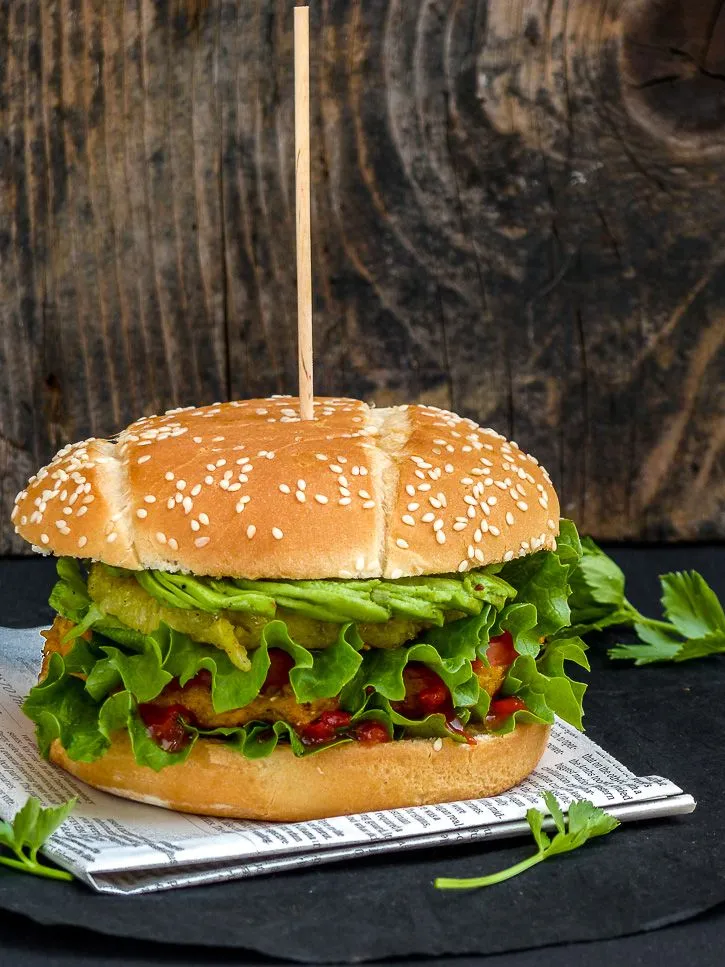 Burger hawaïen à l’ananas et patate douce