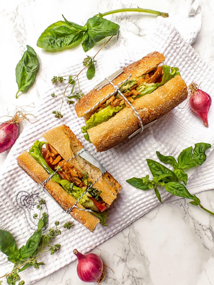 Vegan sandwich au « poulet » végétal & crudités