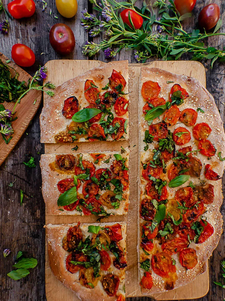 Pizza aux tomates rôties, ail & basilic