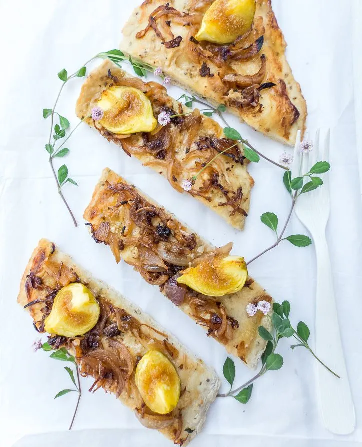 Pizza blanche aux figues et oignons caramélisés