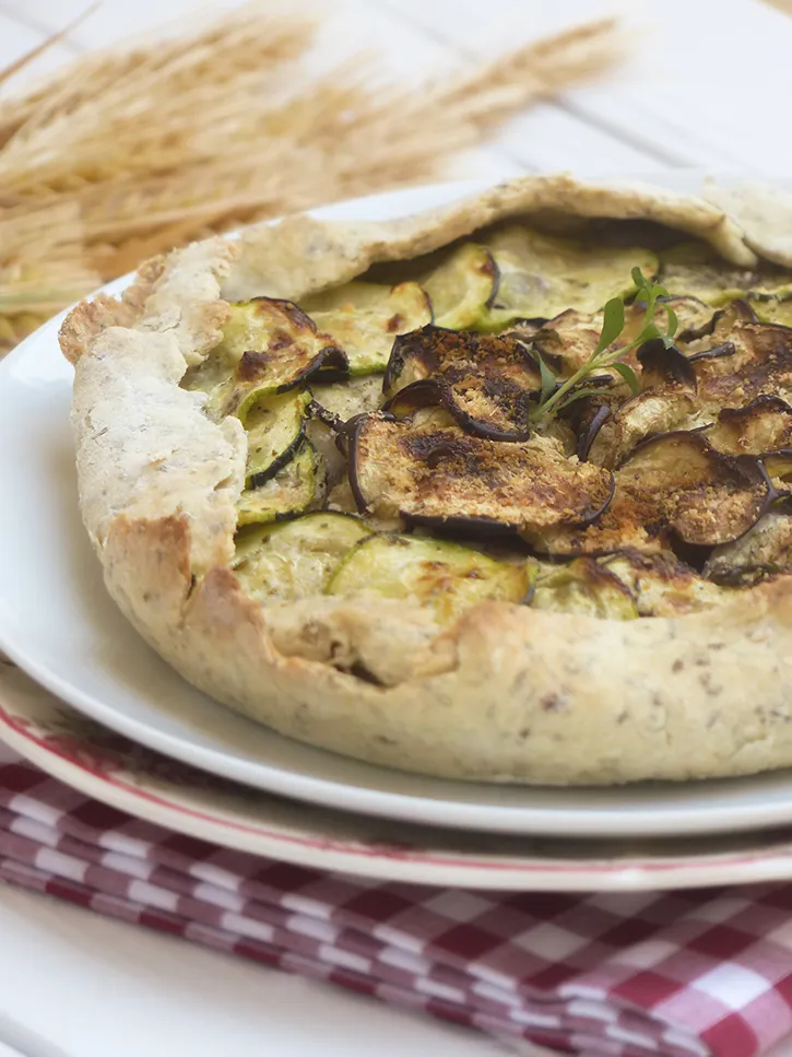 Tarte aux légumes d'été et herbes fraîches