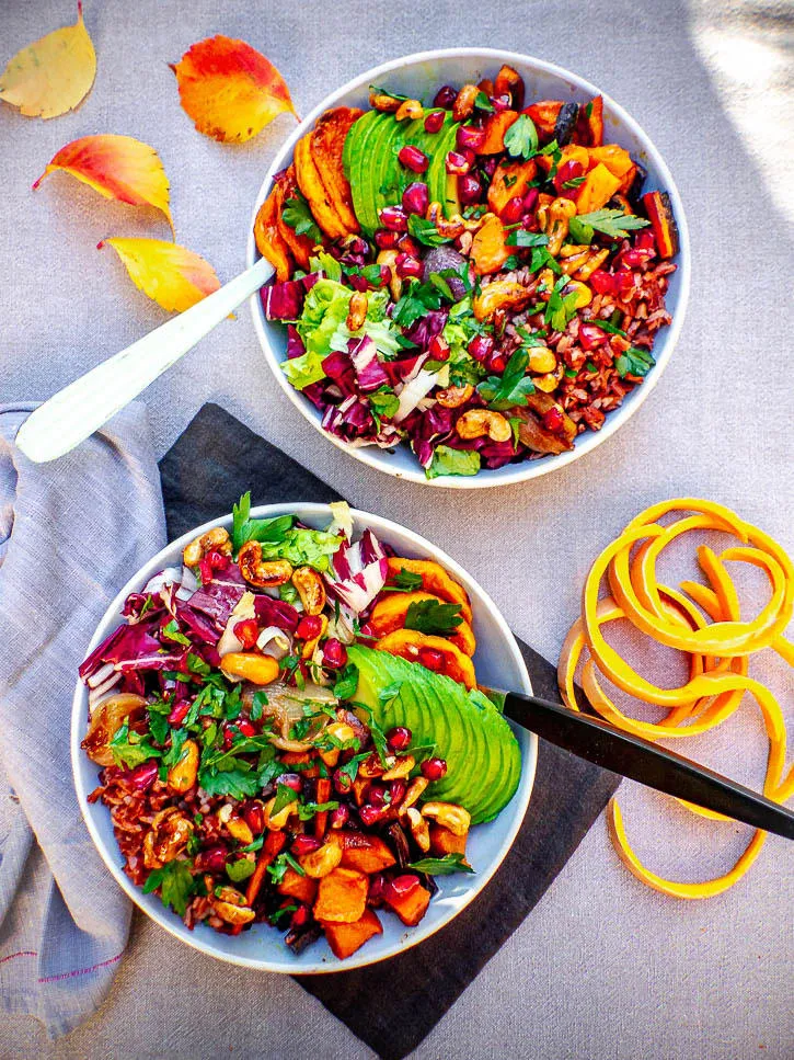 Salade d’hiver vegan aux légumes rôtis, riz rouge & noix de cajou caramélisées