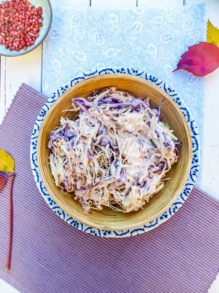 Salade coleslaw aux deux choux et baies roses