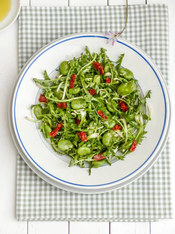 Salade de pissenlits aux fèves et tomates séchées