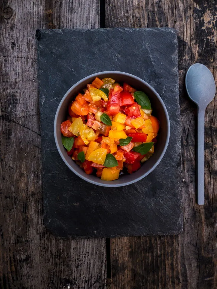 Salade de tomates mozzarella et basilic du jardin #vegan