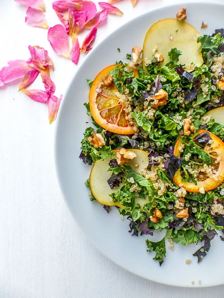 Salade quinoa kale fruits et noix torréfiées