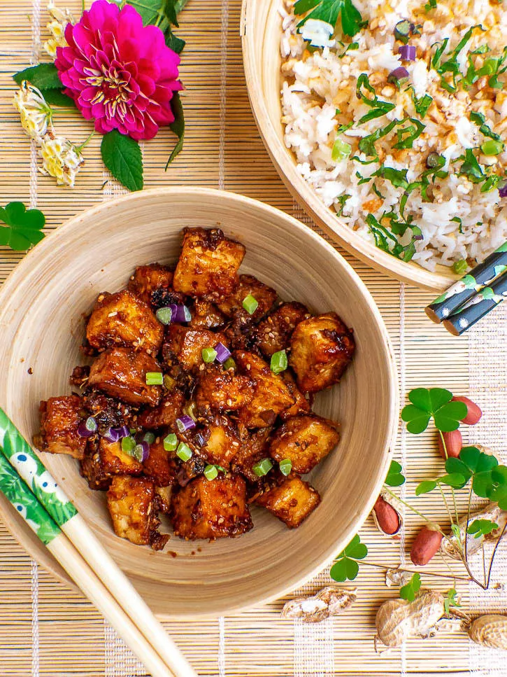 Tofu Général Tao & riz aux arachides