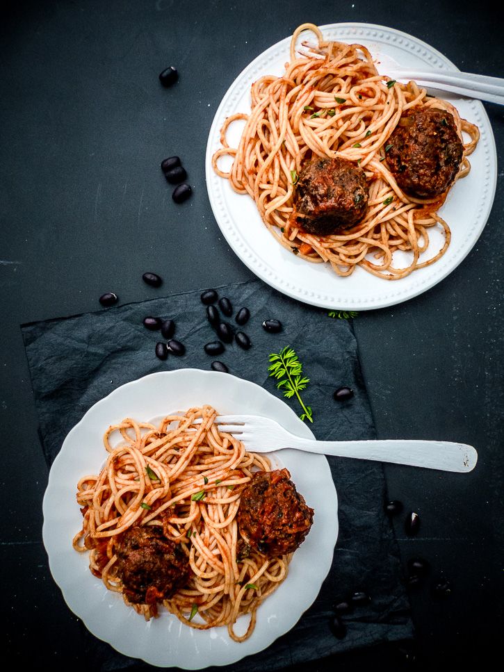 Boulettes vegan et spaghetti à la sauce tomate comme en Italie